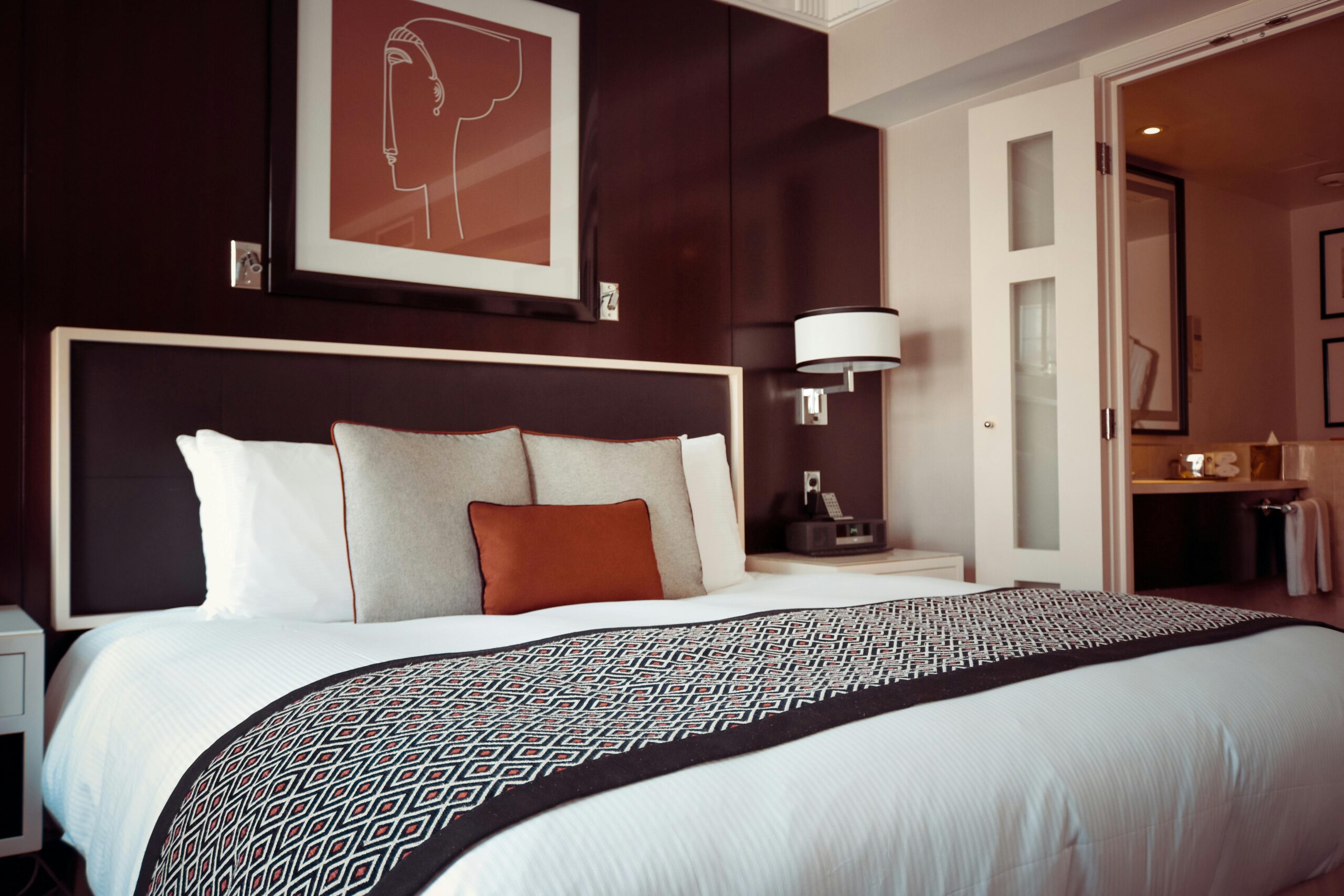 Cozy and modern hotel bedroom interior with elegant decor and soft lighting.